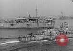 Standbild Deutsche dive Bomber angreifen amphibious task force Italien, 1944, aus Sekunde 41 historischem Filmmaterial Videoclip 65675069935