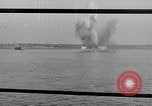 Standbild Deutsche dive Bomber angreifen amphibious task force Italien, 1944, aus Sekunde 42 historischem Filmmaterial Videoclip 65675069935