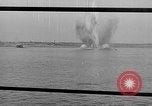Standbild Deutsche dive Bomber angreifen amphibious task force Italien, 1944, aus Sekunde 43 historischem Filmmaterial Videoclip 65675069935