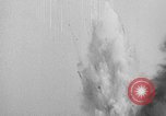 Standbild Deutsche dive Bomber angreifen amphibious task force Italien, 1944, aus Sekunde 44 historischem Filmmaterial Videoclip 65675069935