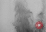 Standbild Deutsche dive Bomber angreifen amphibious task force Italien, 1944, aus Sekunde 46 historischem Filmmaterial Videoclip 65675069935
