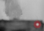 Standbild Deutsche dive Bomber angreifen amphibious task force Italien, 1944, aus Sekunde 47 historischem Filmmaterial Videoclip 65675069935