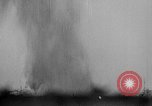 Standbild Deutsche dive Bomber angreifen amphibious task force Italien, 1944, aus Sekunde 48 historischem Filmmaterial Videoclip 65675069935