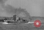 Standbild Deutsche dive Bomber angreifen amphibious task force Italien, 1944, aus Sekunde 49 historischem Filmmaterial Videoclip 65675069935