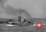 Standbild Deutsche dive Bomber angreifen amphibious task force Italien, 1944, aus Sekunde 50 historischem Filmmaterial Videoclip 65675069935