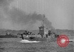 Standbild Deutsche dive Bomber angreifen amphibious task force Italien, 1944, aus Sekunde 51 historischem Filmmaterial Videoclip 65675069935