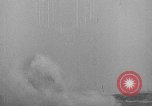 Standbild Deutsche dive Bomber angreifen amphibious task force Italien, 1944, aus Sekunde 52 historischem Filmmaterial Videoclip 65675069935