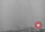 Standbild Deutsche dive Bomber angreifen amphibious task force Italien, 1944, aus Sekunde 53 historischem Filmmaterial Videoclip 65675069935