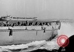 Standbild Deutsche dive Bomber angreifen amphibious task force Italien, 1944, aus Sekunde 55 historischem Filmmaterial Videoclip 65675069935