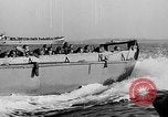 Standbild Deutsche dive Bomber angreifen amphibious task force Italien, 1944, aus Sekunde 56 historischem Filmmaterial Videoclip 65675069935