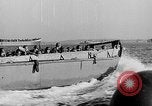 Standbild Deutsche dive Bomber angreifen amphibious task force Italien, 1944, aus Sekunde 57 historischem Filmmaterial Videoclip 65675069935