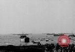 Standbild Deutsche dive Bomber angreifen amphibious task force Italien, 1944, aus Sekunde 58 historischem Filmmaterial Videoclip 65675069935