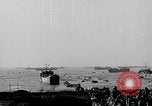 Standbild Deutsche dive Bomber angreifen amphibious task force Italien, 1944, aus Sekunde 59 historischem Filmmaterial Videoclip 65675069935