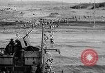 Standbild Deutsche dive Bomber angreifen amphibious task force Italien, 1944, aus Sekunde 61 historischem Filmmaterial Videoclip 65675069935