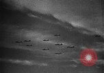 Standbild alliierte Bombenangriffe Deutschland, 1943, aus Sekunde 27 historischem Filmmaterial Videoclip 65675069937