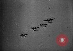 Standbild alliierte Bombenangriffe Deutschland, 1943, aus Sekunde 33 historischem Filmmaterial Videoclip 65675069937