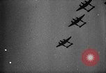 Standbild alliierte Bombenangriffe Deutschland, 1943, aus Sekunde 34 historischem Filmmaterial Videoclip 65675069937