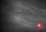Standbild alliierte Bombenangriffe Deutschland, 1943, aus Sekunde 52 historischem Filmmaterial Videoclip 65675069937