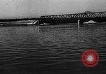 Image Ouverture du pont à partir de Medvedov Vámosszabadi Hongrie, 1942, de la seconde 4 séquences d'archives historiques vidéo 65675069947