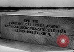 Image Ouverture du pont à partir de Medvedov Vámosszabadi Hongrie, 1942, de la seconde 25 séquences d'archives historiques vidéo 65675069947