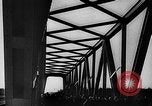 Image Ouverture du pont à partir de Medvedov Vámosszabadi Hongrie, 1942, de la seconde 30 séquences d'archives historiques vidéo 65675069947