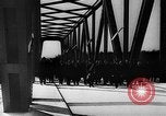Image Ouverture du pont à partir de Medvedov Vámosszabadi Hongrie, 1942, de la seconde 32 séquences d'archives historiques vidéo 65675069947
