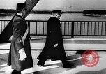 Image Ouverture du pont à partir de Medvedov Vámosszabadi Hongrie, 1942, de la seconde 36 séquences d'archives historiques vidéo 65675069947