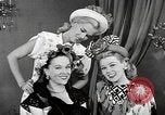 Standbild fashion parade New York City USA, 1946, aus Sekunde 4 historischem Filmmaterial Videoclip 65675069953