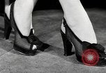 Standbild fashion parade New York City USA, 1946, aus Sekunde 9 historischem Filmmaterial Videoclip 65675069953
