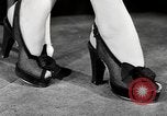 Standbild fashion parade New York City USA, 1946, aus Sekunde 10 historischem Filmmaterial Videoclip 65675069953