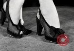 Standbild fashion parade New York City USA, 1946, aus Sekunde 11 historischem Filmmaterial Videoclip 65675069953