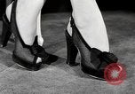 Standbild fashion parade New York City USA, 1946, aus Sekunde 12 historischem Filmmaterial Videoclip 65675069953