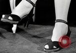 Standbild fashion parade New York City USA, 1946, aus Sekunde 17 historischem Filmmaterial Videoclip 65675069953
