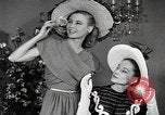 Standbild fashion parade New York City USA, 1946, aus Sekunde 20 historischem Filmmaterial Videoclip 65675069953