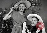 Standbild fashion parade New York City USA, 1946, aus Sekunde 22 historischem Filmmaterial Videoclip 65675069953