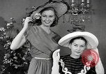 Standbild fashion parade New York City USA, 1946, aus Sekunde 23 historischem Filmmaterial Videoclip 65675069953