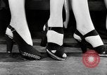 Standbild fashion parade New York City USA, 1946, aus Sekunde 27 historischem Filmmaterial Videoclip 65675069953