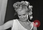 Standbild fashion parade New York City USA, 1946, aus Sekunde 29 historischem Filmmaterial Videoclip 65675069953