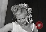 Standbild fashion parade New York City USA, 1946, aus Sekunde 30 historischem Filmmaterial Videoclip 65675069953