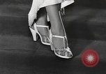 Standbild fashion parade New York City USA, 1946, aus Sekunde 31 historischem Filmmaterial Videoclip 65675069953