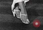 Standbild fashion parade New York City USA, 1946, aus Sekunde 32 historischem Filmmaterial Videoclip 65675069953