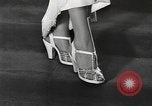 Standbild fashion parade New York City USA, 1946, aus Sekunde 33 historischem Filmmaterial Videoclip 65675069953