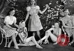 Standbild fashion parade New York City USA, 1946, aus Sekunde 35 historischem Filmmaterial Videoclip 65675069953