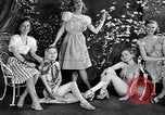 Standbild fashion parade New York City USA, 1946, aus Sekunde 38 historischem Filmmaterial Videoclip 65675069953
