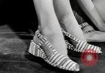 Standbild fashion parade New York City USA, 1946, aus Sekunde 41 historischem Filmmaterial Videoclip 65675069953