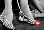 Standbild fashion parade New York City USA, 1946, aus Sekunde 42 historischem Filmmaterial Videoclip 65675069953