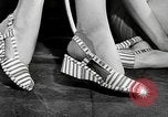 Standbild fashion parade New York City USA, 1946, aus Sekunde 44 historischem Filmmaterial Videoclip 65675069953