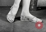 Standbild fashion parade New York City USA, 1946, aus Sekunde 46 historischem Filmmaterial Videoclip 65675069953