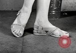 Standbild fashion parade New York City USA, 1946, aus Sekunde 47 historischem Filmmaterial Videoclip 65675069953