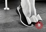 Standbild fashion parade New York City USA, 1946, aus Sekunde 49 historischem Filmmaterial Videoclip 65675069953
